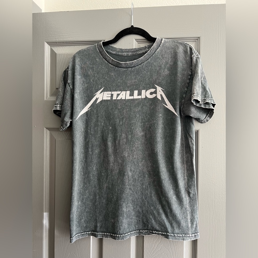 Womens faded gray Metallica graphic tee size M